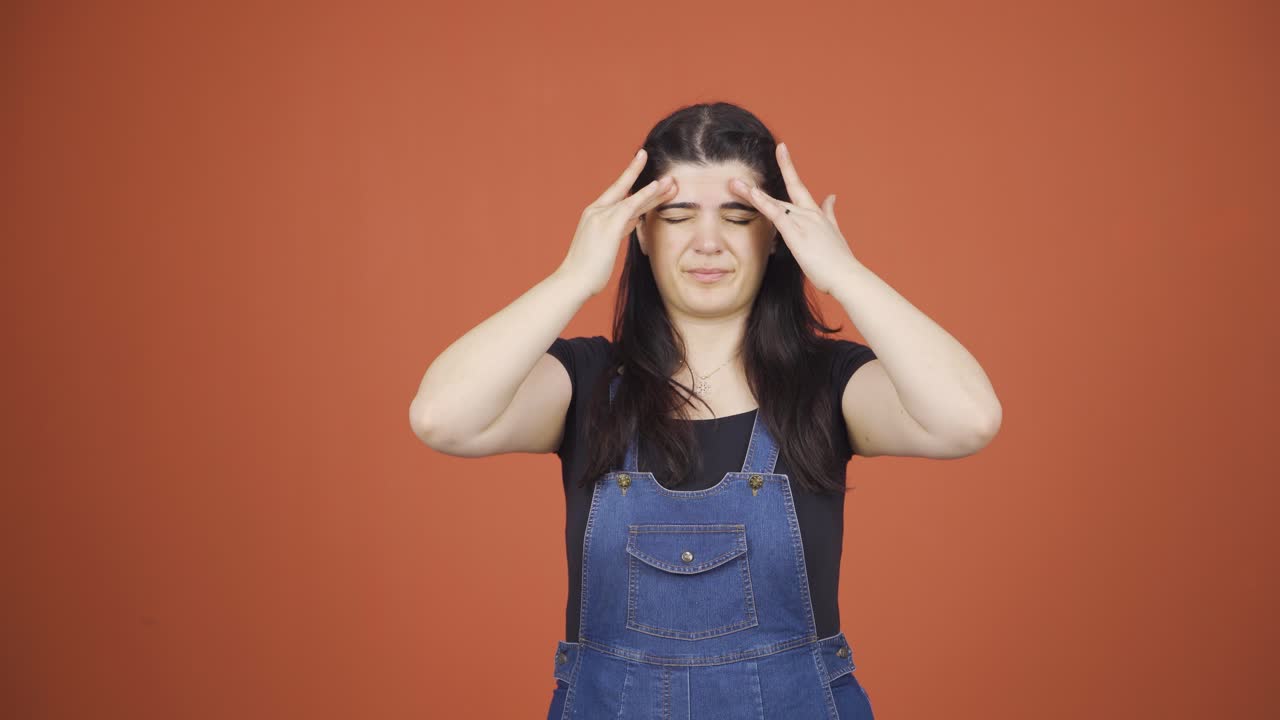 편두통을  ⁇ 고 있는 여성이 통증을 경험하고 있습니다.