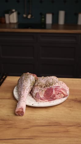patas y muslos de pavo crudos en un plato