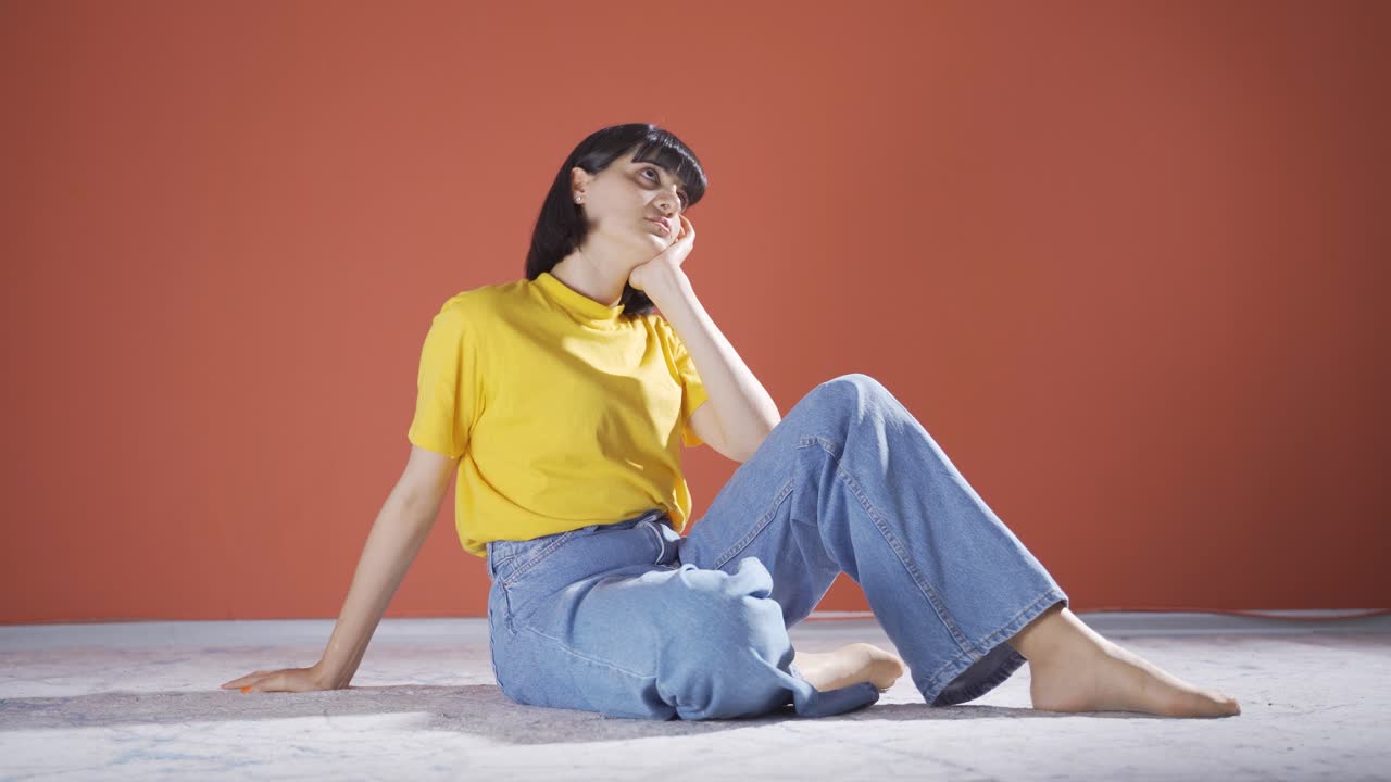 고민하는 여자.