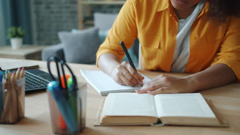 mujer estudiando en casa
