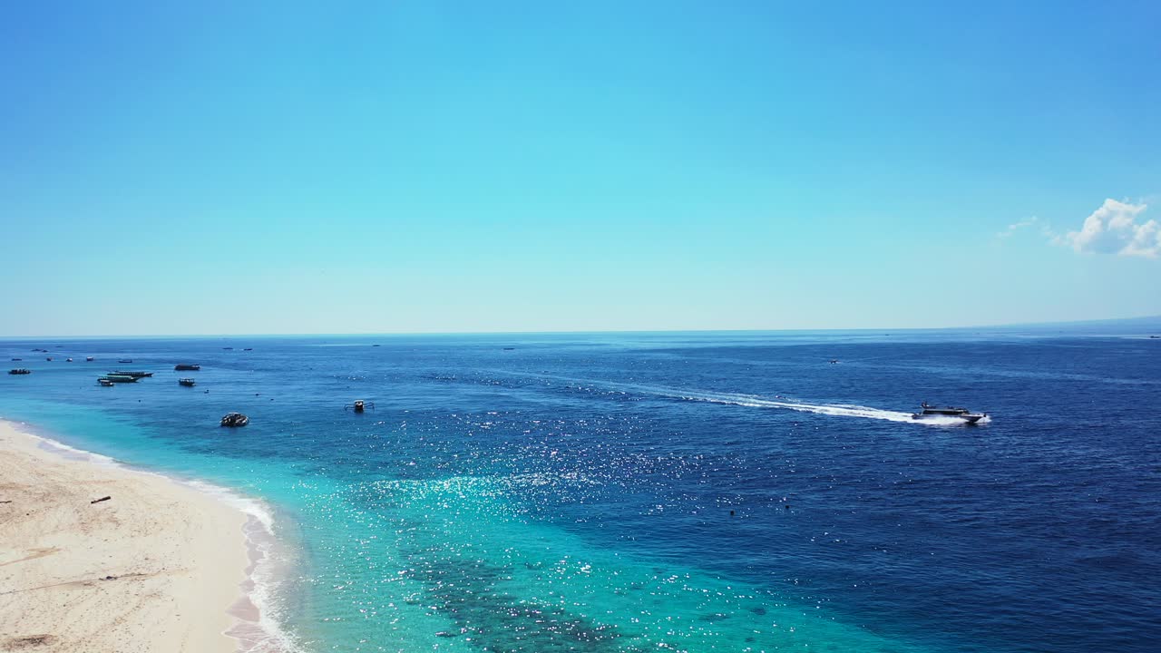 필리핀, 열대 모래 해변 근처의 크리스탈 은 푸른 바물에서 항해하는 배, 물 표면에서 반사되는 태양