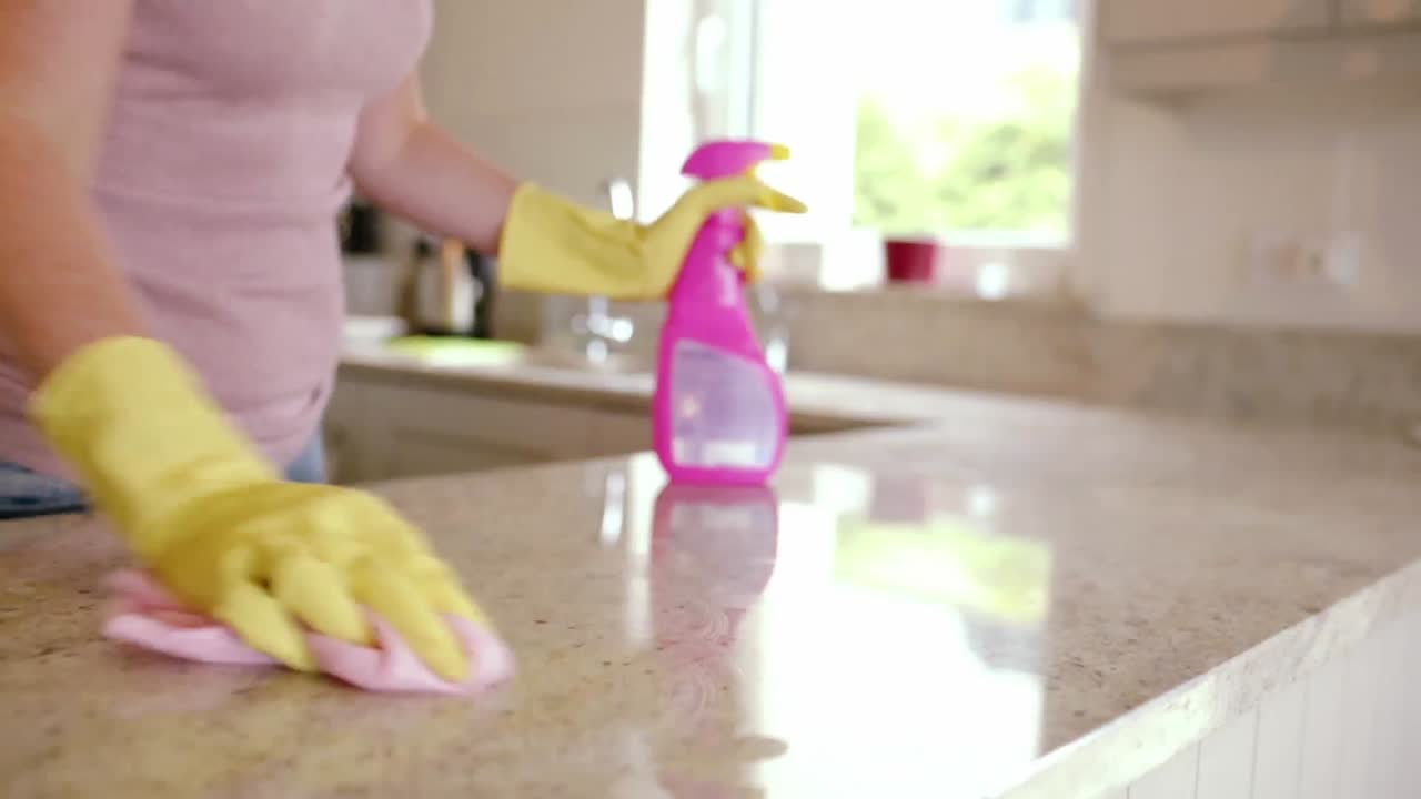 mujer limpiando el mostrador