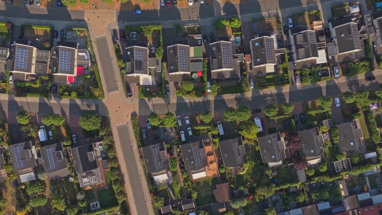 Vue aérienne d'un quartier résidentiel calme au coucher du soleil.