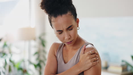 woman experiencing shoulder pain