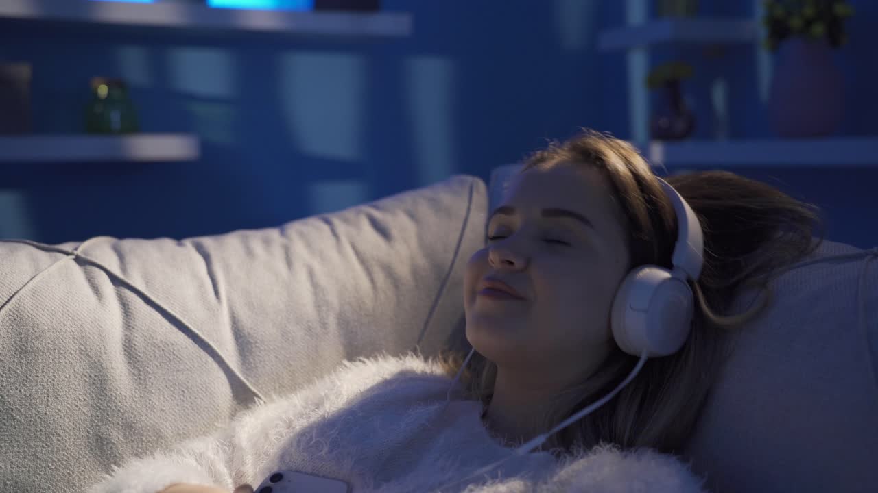 행복하고 유쾌한 젊은 소녀가 웃고, 긍정적인 느낌을 가지고 있습니다.