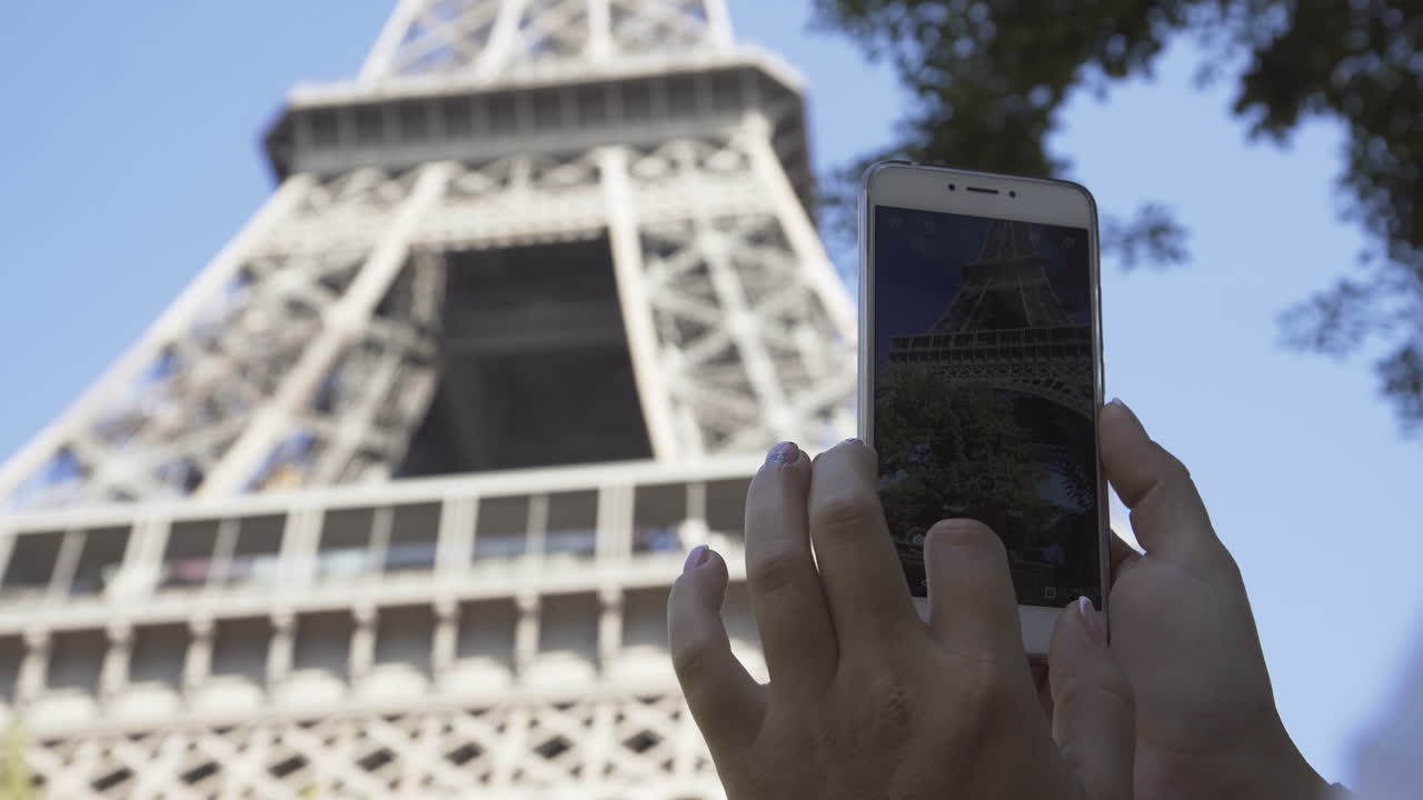 Taking a photo of the Eiffel Tower with a smartphone
