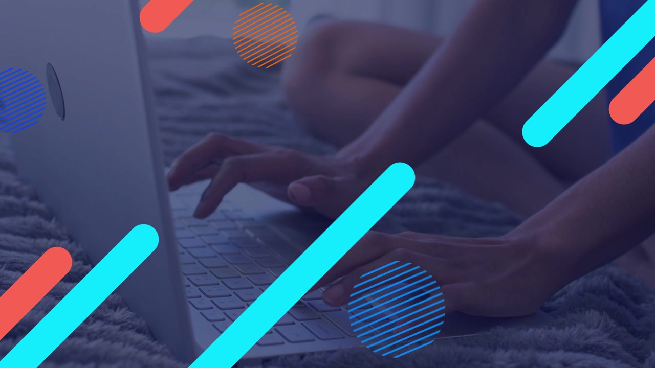 Donna posiziona le mani sulla tastiera del laptop, digitando mentre barre ciano o rosse e un design a griglia di punti si sovrappongono.