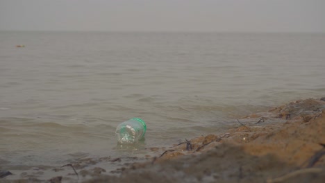 Im-Ganga-Fluss-Entsorgte-Plastikflaschen-Sind-Eine-Der-Hauptursachen-Für-Die-Ganga-Verschmutzung