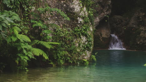 corriente de agua dulce en las montañas rocosas en río mata de maiz, polo, provincia de barahona, república dominicana