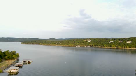 Wunderschöne-Naturlandschaft-In-Den-Ozark-Bergen-In-Missouri---Luftdrohnen-Aussicht