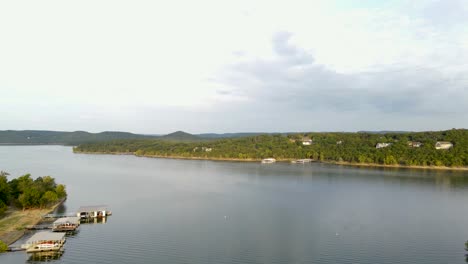 hermoso paisaje natural en las montañas de ozark en missouri - drone aéreo estableciendo vista