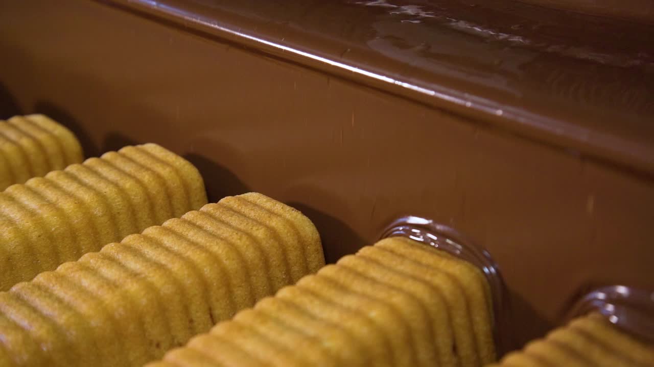 movimiento lento de pastel de mármol cubierto de chocolate derretido
