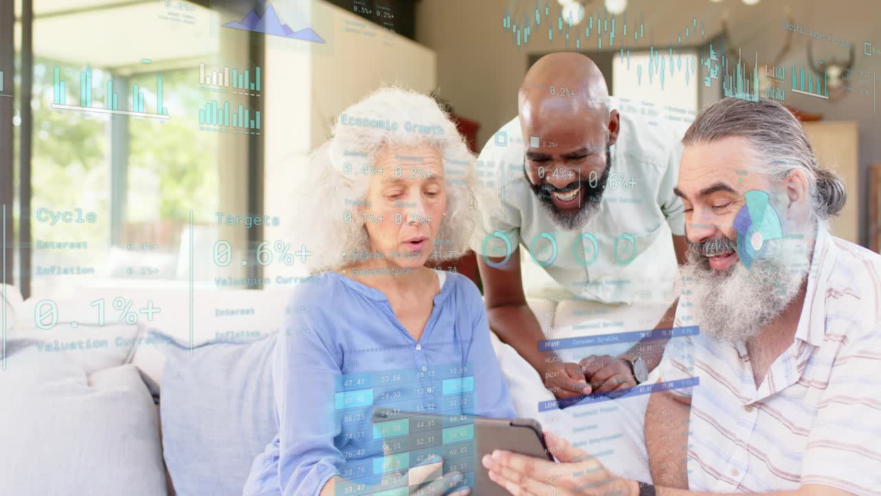 Una coppia di anziani con un assistente; un uomo che tocca il telefono, visualizzando un HUD finanziario su un tablet, passa dalla sorpresa alla concentrazione.