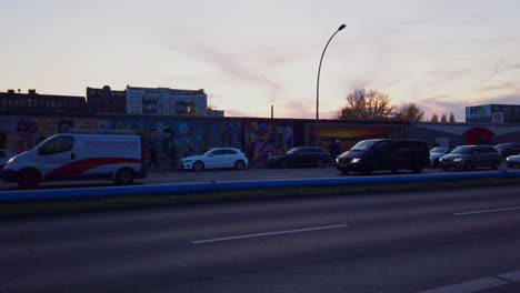 muro de berlín, alemania, galería del lado este, noche, seis segundos, panorámica de derecha a izquierda, velocidad normal, trigésimo tercer aniversario de la caída del muro de berlín