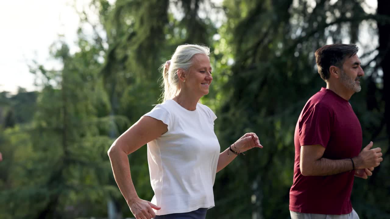 공원에서 조하는 고령 부부