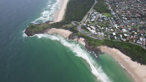 Vista-Aérea-Del-Promontorio-Y-La-Playa-De-Norries-A-Lo-Largo-De-La-Costa-Del-Mar-De-Coral-En-Nueva-Gales-Del-Sur,-Australia