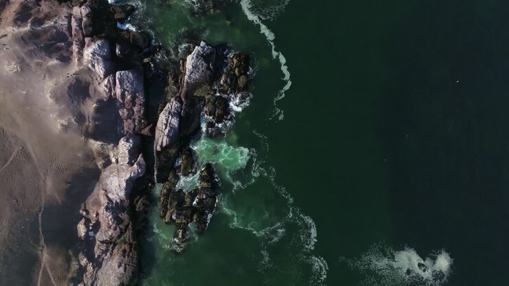 Ripresa dall'alto al rallentatore di onde che si infrangono contro le rocce a Iquique, Cile