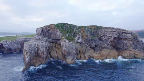 Drone-En-órbita-Por-El-Acantilado-En-La-Costa-De-Suances,-España