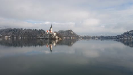 Antena-De-Bajo-Vuelo-Sobre-El-Lago-Bled-Hacia-El-Día-Del-Islote-De-La-Isla-De-La-Iglesia