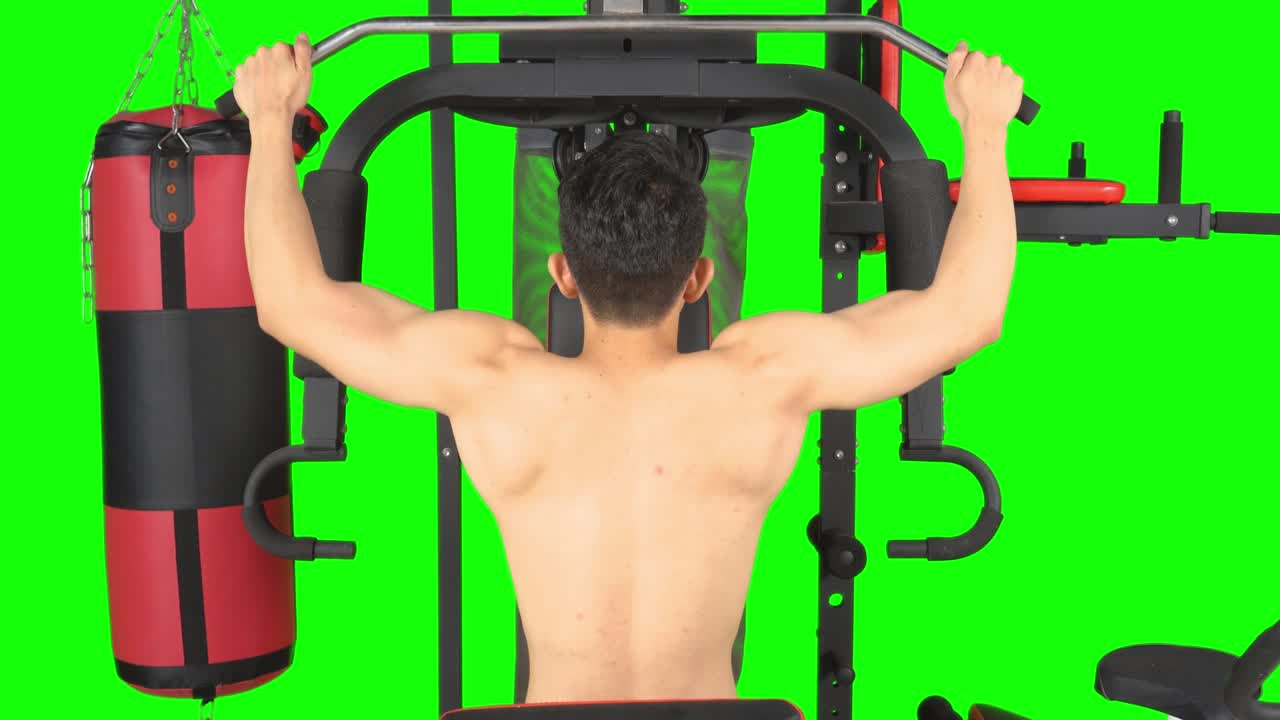 근육 을 가진 남자 가 피트니스 기계 에서 운동 하고 있다