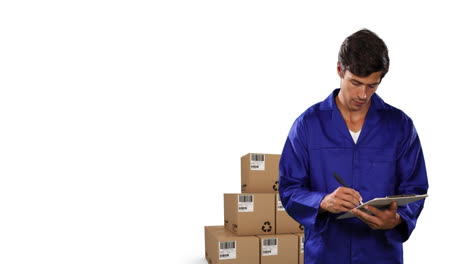 animación de un trabajador de almacén escribiendo en el clipboard con pilas de cajas sobre un fondo blanco