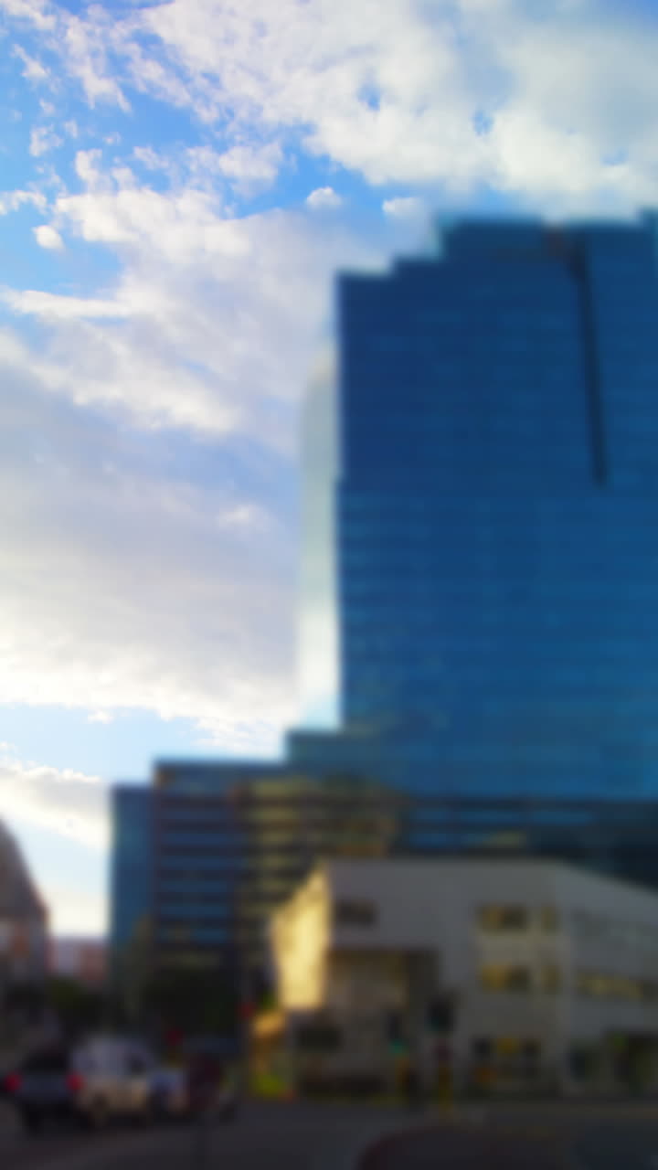 coches que se mueven por la calle