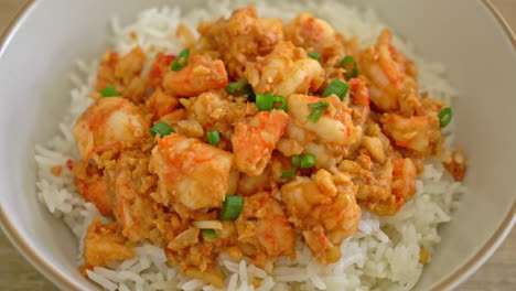 stir-fried shrimps with garlic and shrimps paste rice bowl