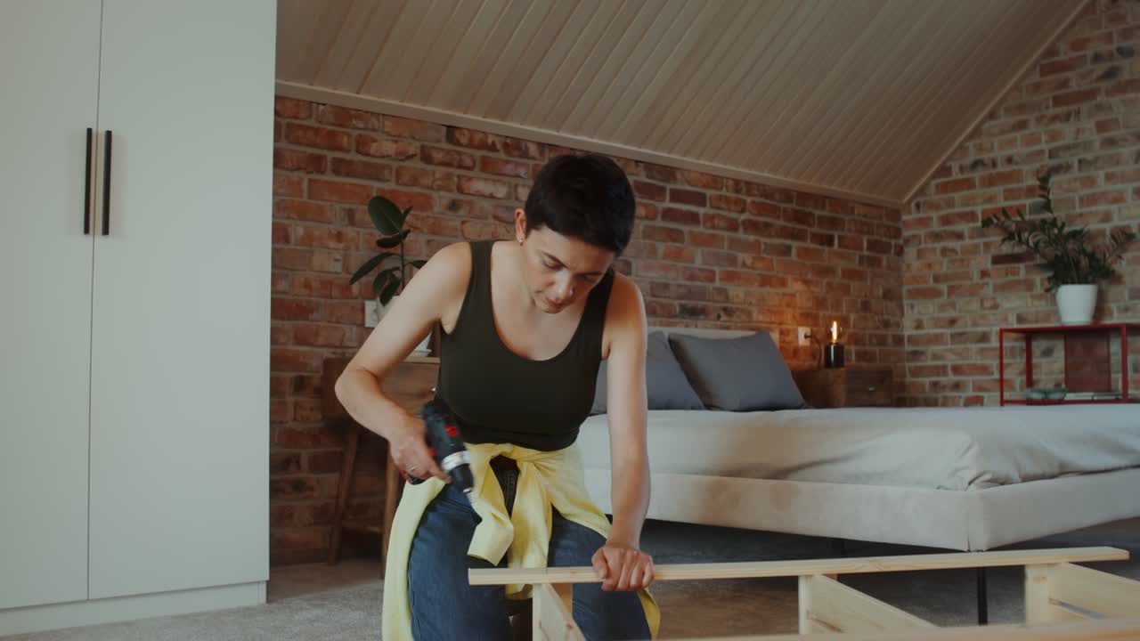mujer montando un marco de cama de madera