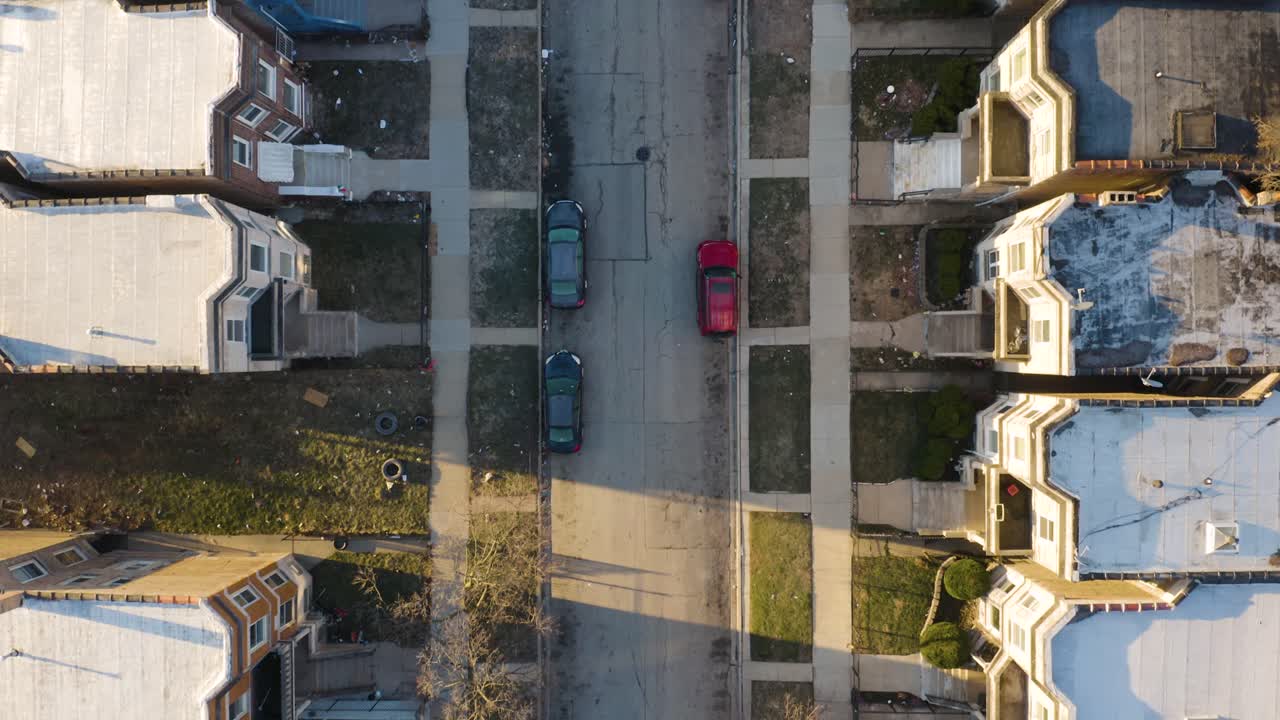 Veduta aerea dall'alto di una strada cittadina nel quartiere South Side di Chicago