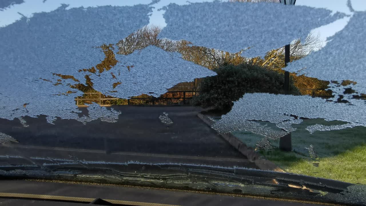 아침에 자동차 앞 유리에 녹는 얼음