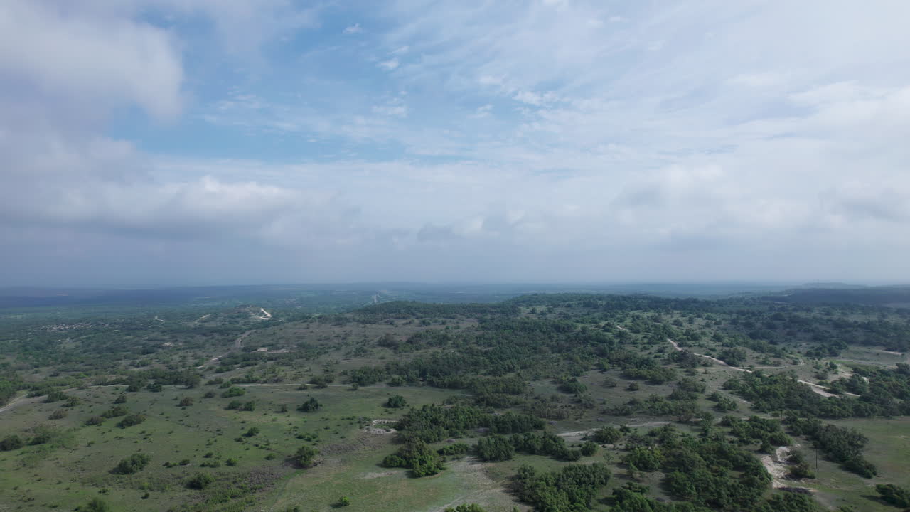 un día nublado en el país de las colinas de texas, vista aérea