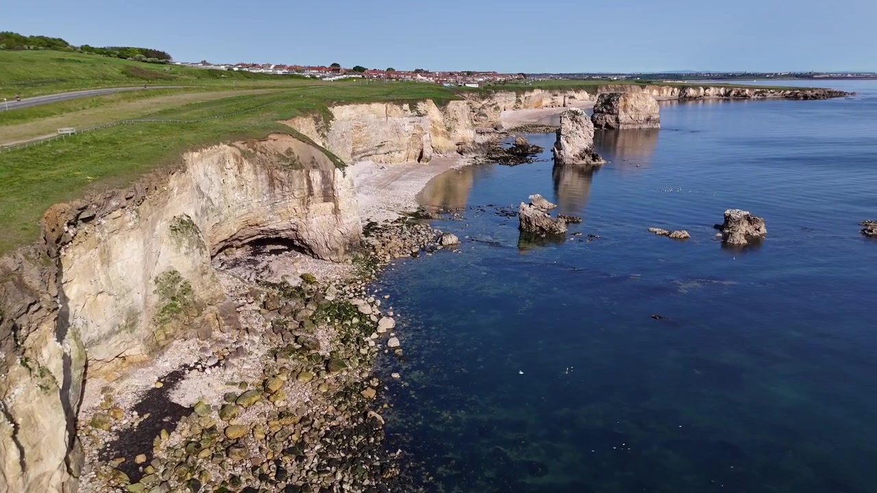 Vista con drone delle scogliere calcaree di South Shields e della costa del Mare del Nord