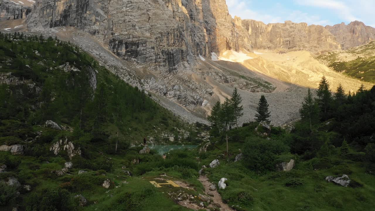 una vista aérea de un lago turquesa en los dolomitas italianos