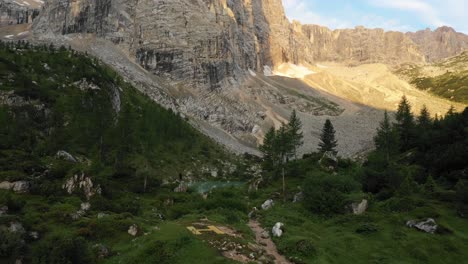 Eine-Luftaufnahme-Eines-Türkisfarbenen-Sees-In-Den-Italienischen-Dolomiten