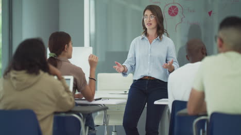 un profesor que enseña a los estudiantes en una universidad