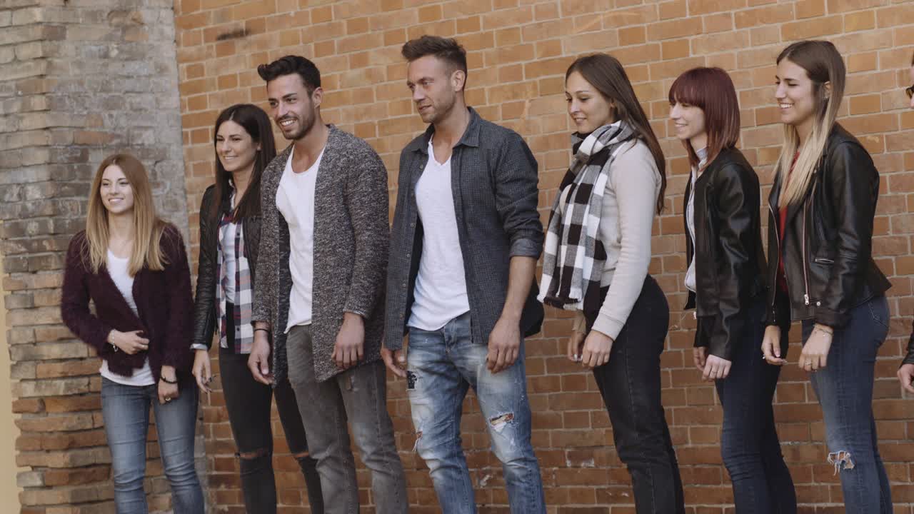 야외에서 즐거움을 즐기는 많은 친구들. 느린 동작으로 촬영