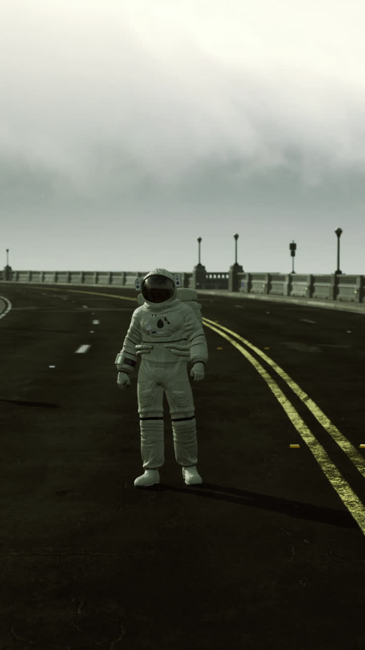 Astronauta in piedi da solo su una strada deserta in un paesaggio nebbioso