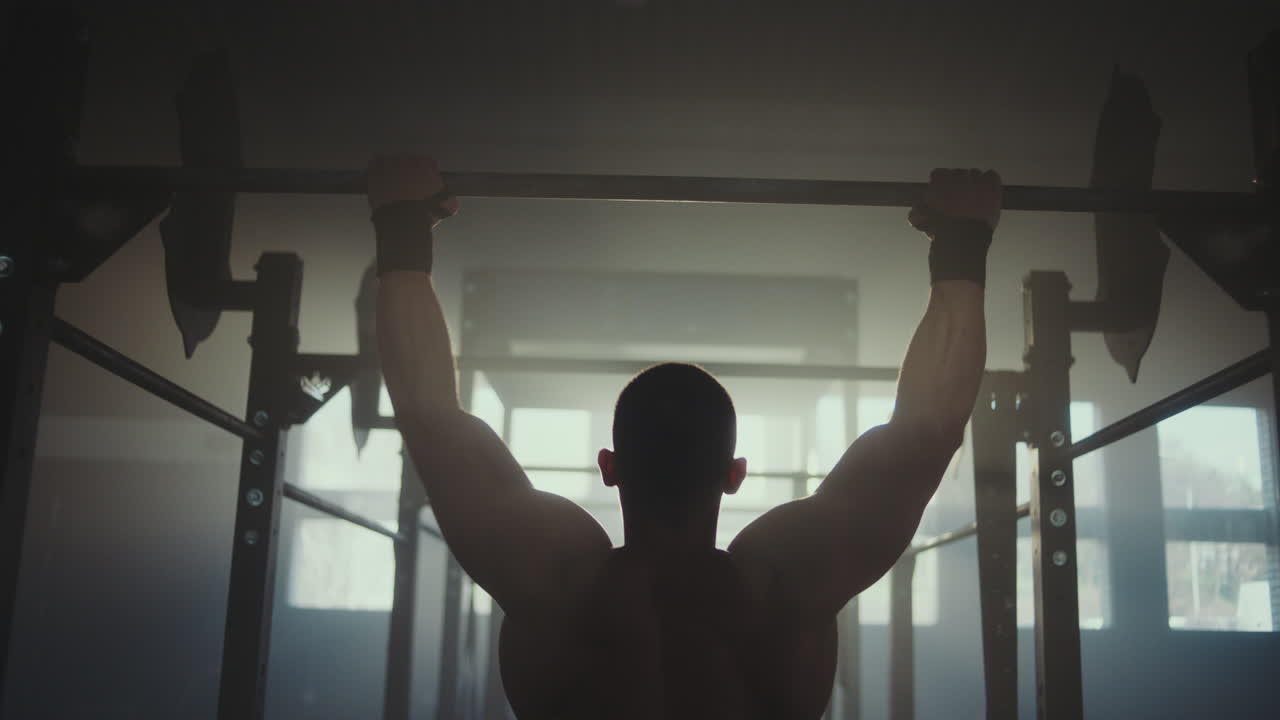 체육관 에서 웨이트 리프팅 하는 남자