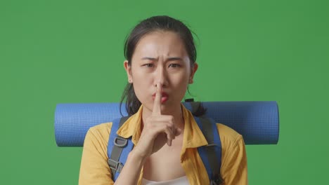 배을 들고 있는 여자, 침을 요청합니다.