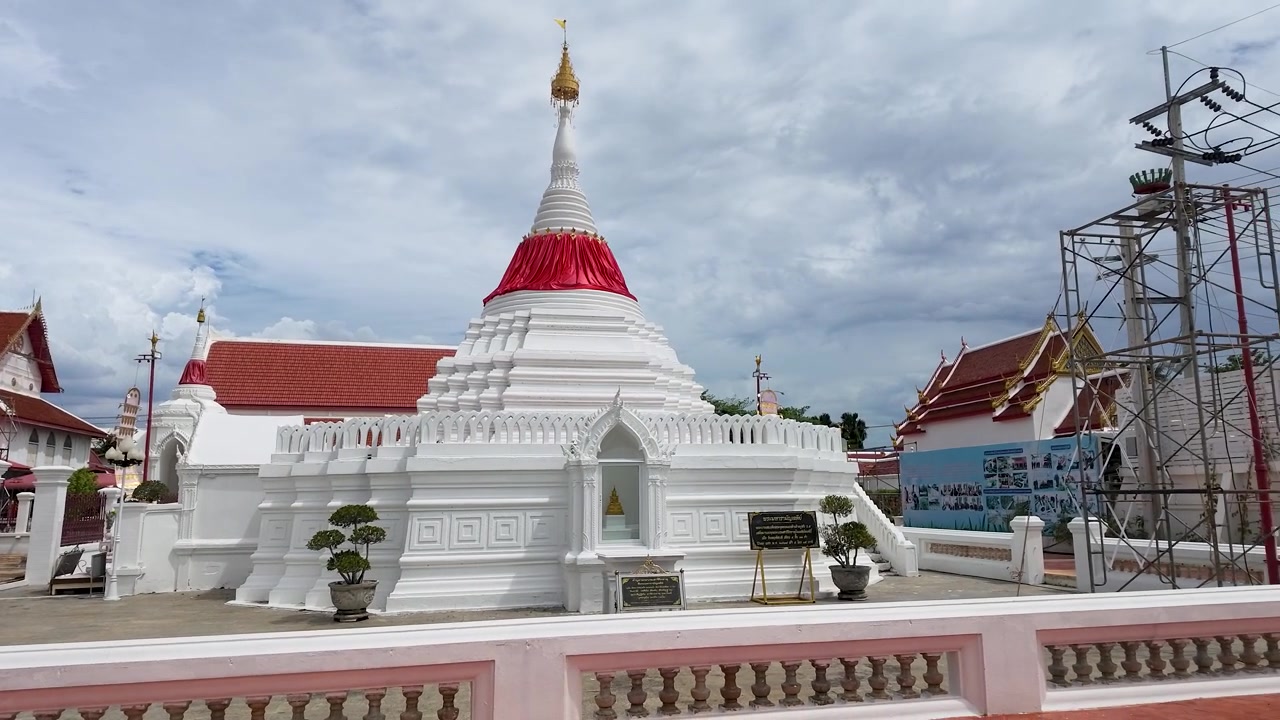 Tháp Phật giáo trắng và kiến trúc đền thờ ở Thái Lan