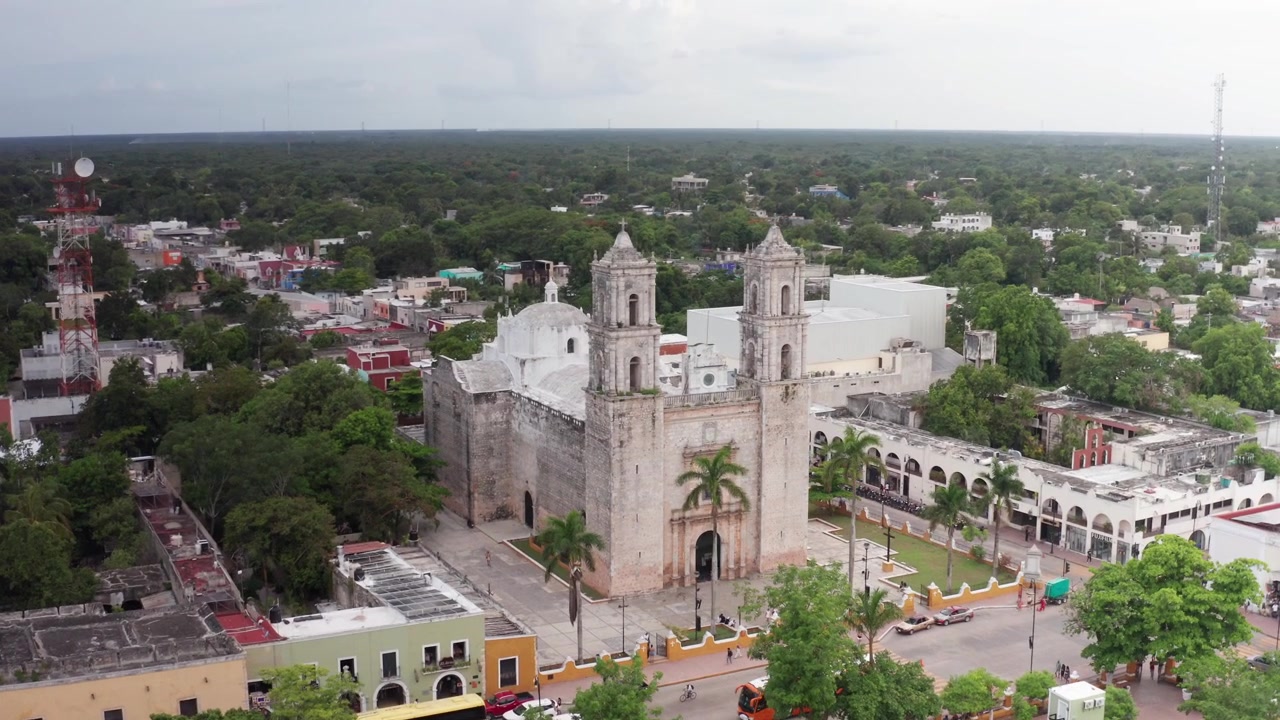 Toma aérea descendente y panorámica del Templo de San Servacio en Valladolid, en el estado de Yucatán, México