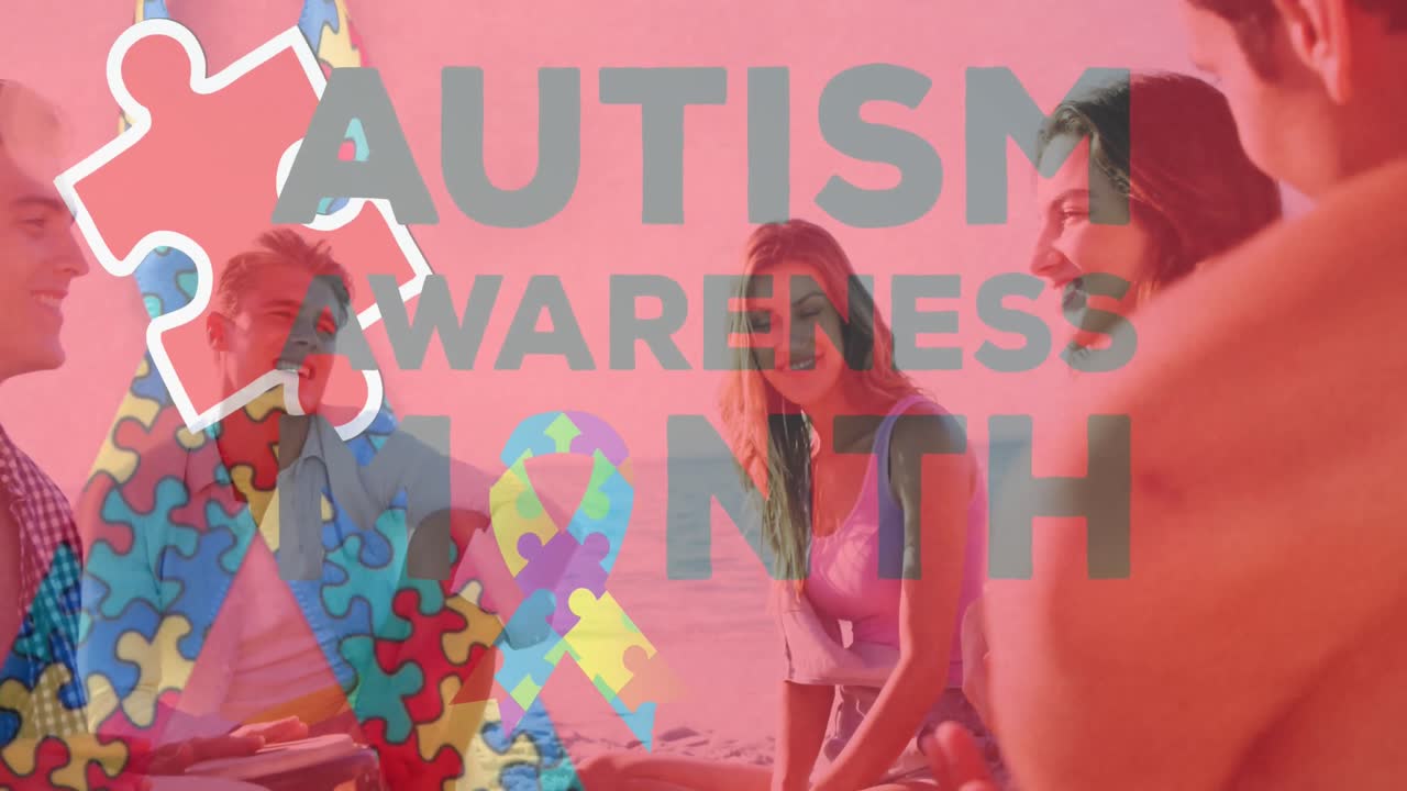 анимация красочных кусочков пазла и текста об аутизме над счастливыми друзьями на летней пляжной вечеринке