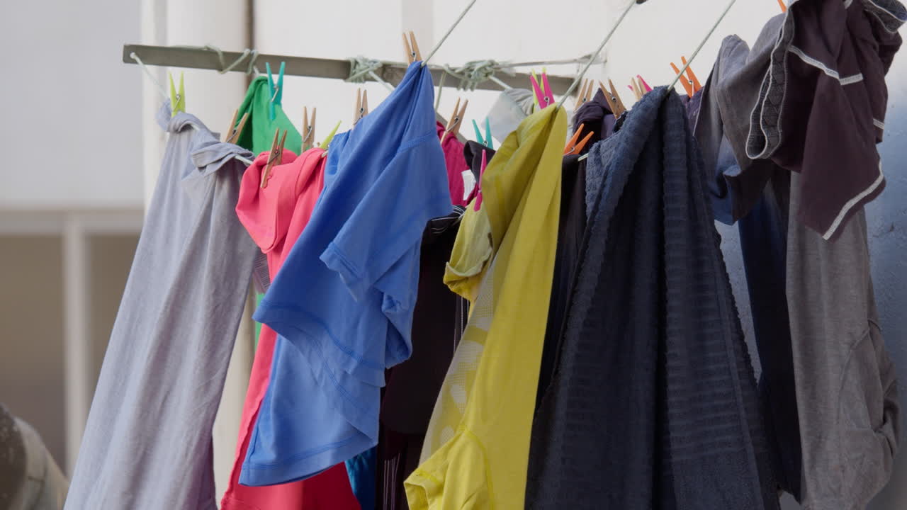 ropa de colores balanceándose en cámara lenta