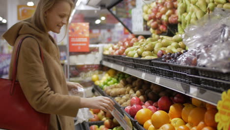 Junge-Frau-Wählt-Frisches-Obst-Im-Supermarkt