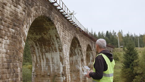 inspección por avión no tripulado de un viejo puente ferroviario
