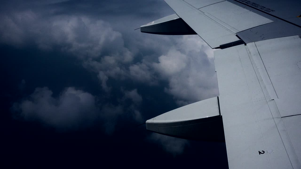 어두운 구름 위 에 있는 비행기 날개