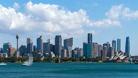 Blick-Auf-Die-Skyline-Von-Sydney,-Australien,-Boote,-Die-In-Der-Bucht-Segeln