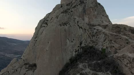 Flug-über-Den-Monolithen-Pena-De-Bernal-Bei-Sonnenuntergang-In-Mexiko---Luftaufnahme