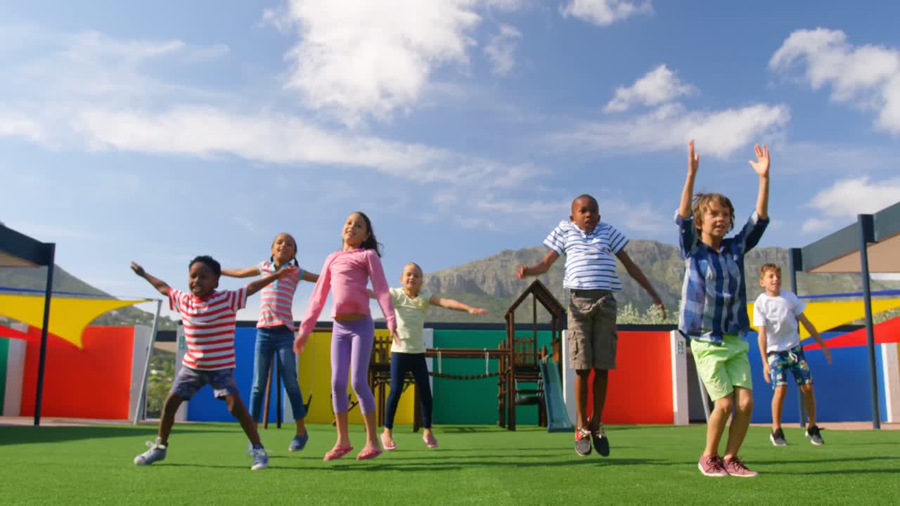 학교 놀이터 에서 운동 하는 혼성 인종 학교 자녀 들 의 앞면 4k