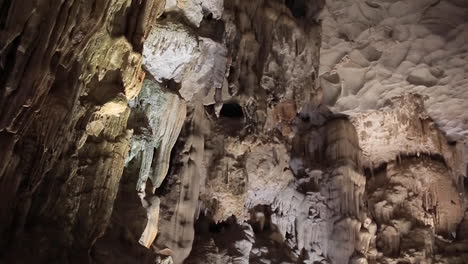 Cueva-De-Piedra-Caliza-Subterránea-Con-Estalactitas-Y-Estalagmitas-Blancas